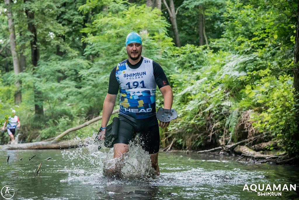 Zmagania zawodników na trasie swimrunu