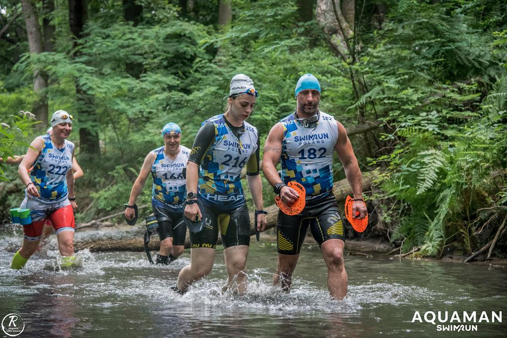 Zmagania zawodników na trasie swimrunu