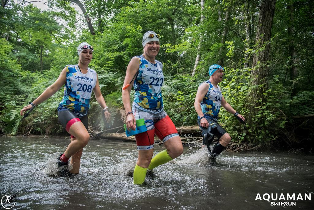 Zmagania zawodników na trasie swimrunu