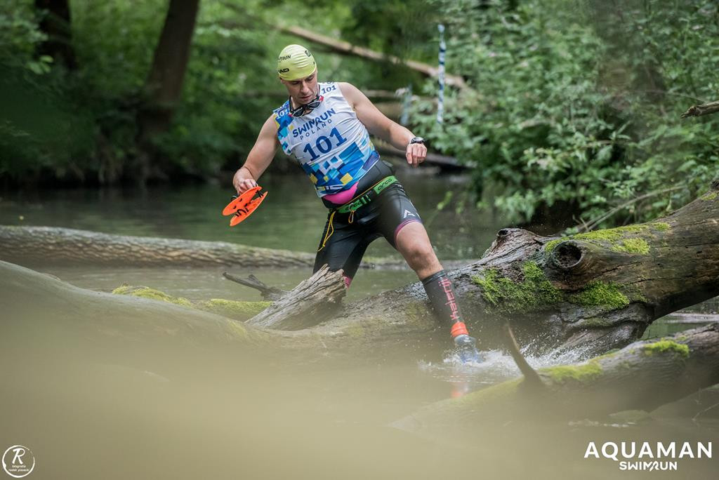 Zmagania zawodników na trasie swimrunu