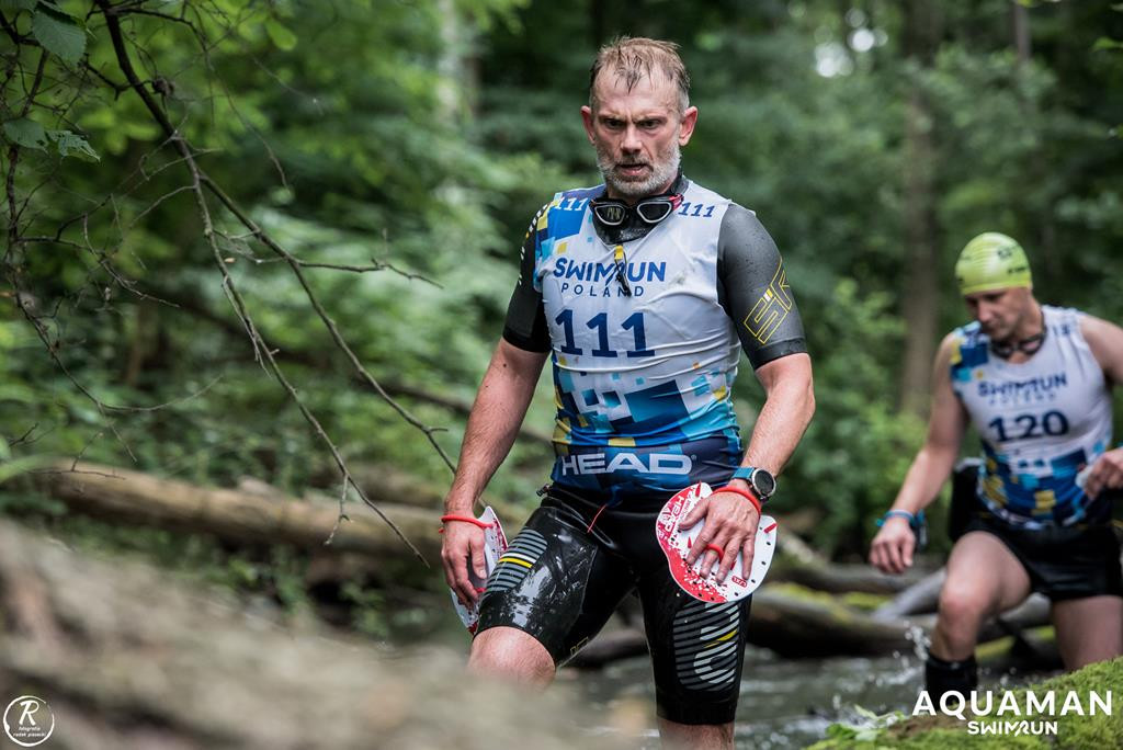 Zmagania zawodników na trasie swimrunu