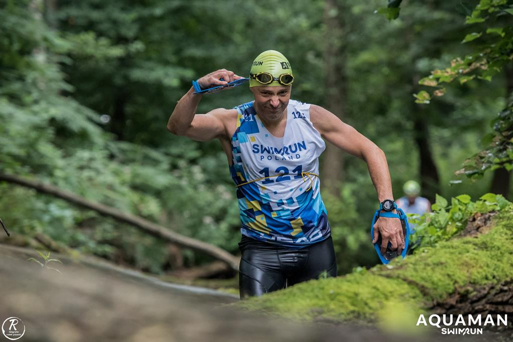 Zmagania zawodników na trasie swimrunu