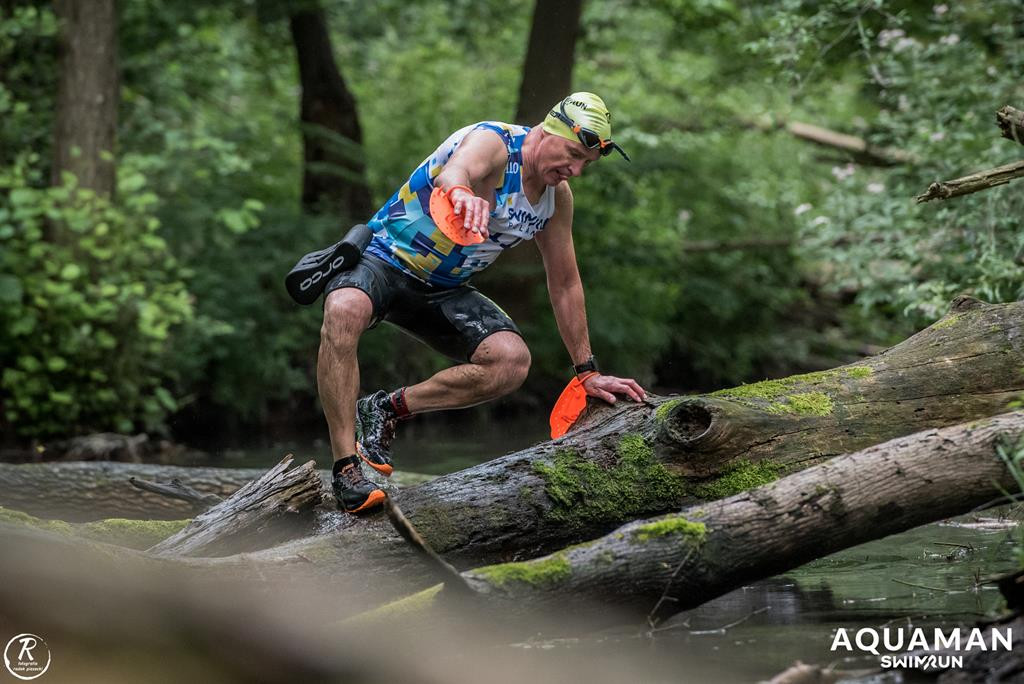 Zmagania zawodników na trasie swimrunu