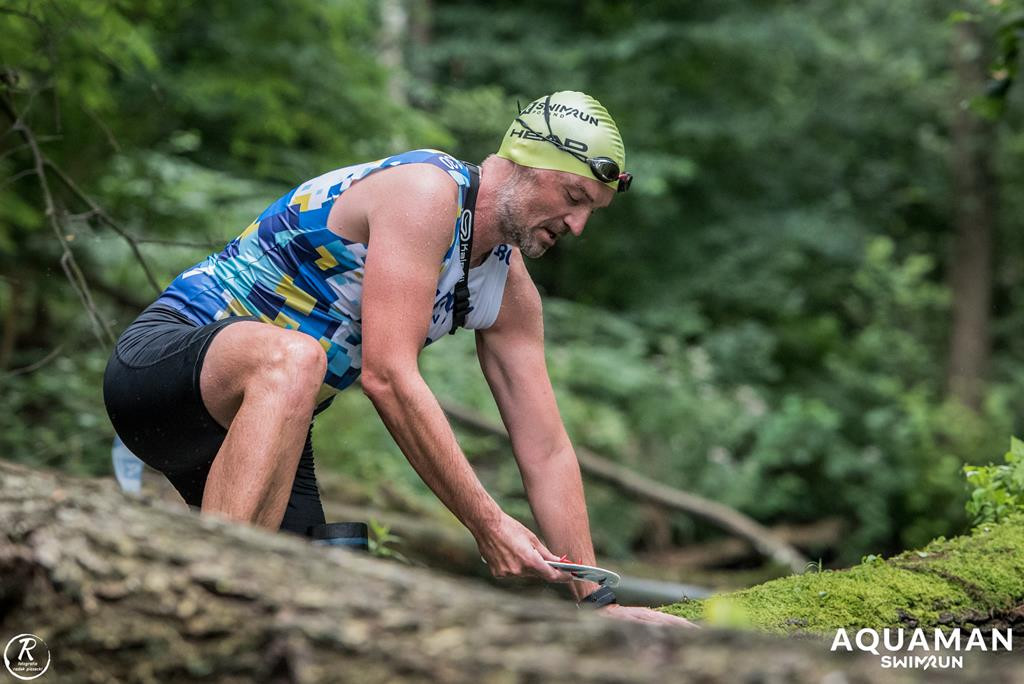 Zmagania zawodników na trasie swimrunu