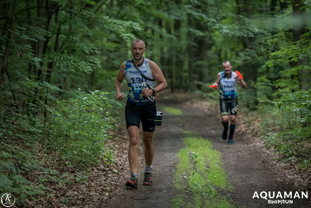 Zmagania zawodników na trasie swimrunu