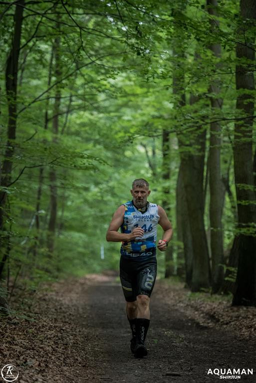 Zmagania zawodników na trasie swimrunu
