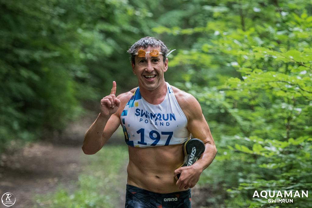 Zmagania zawodników na trasie swimrunu