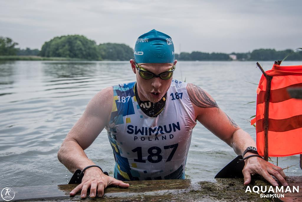 Zmagania zawodników na trasie swimrunu