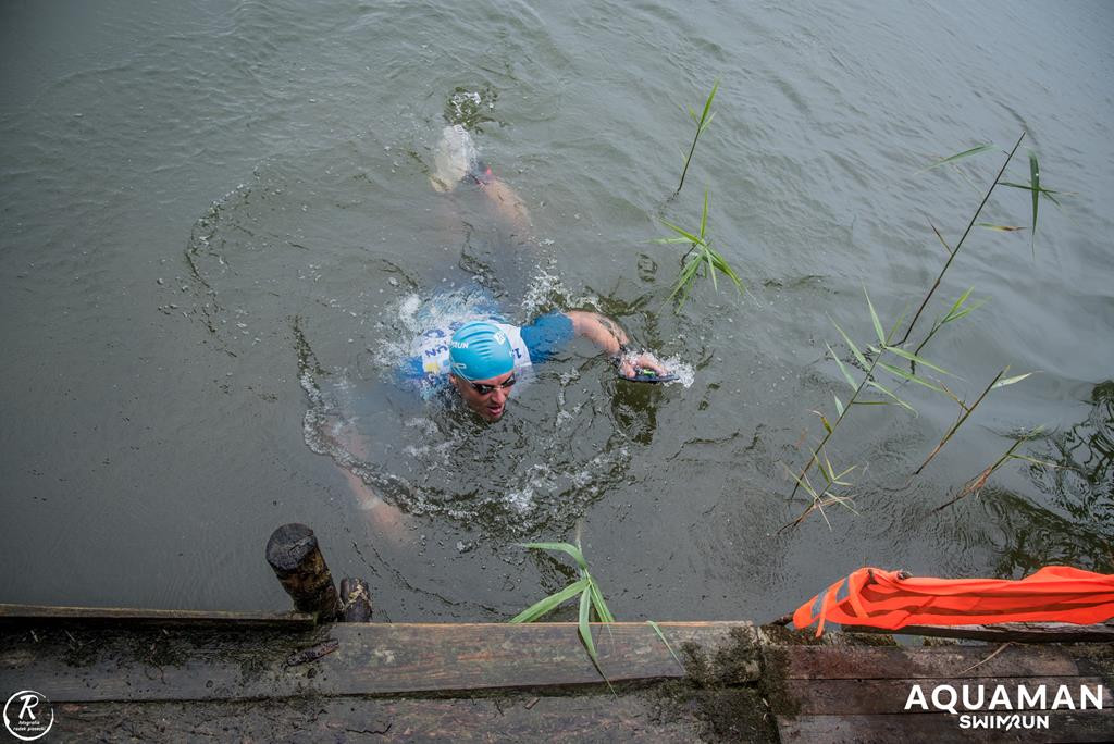Zmagania zawodników na trasie swimrunu
