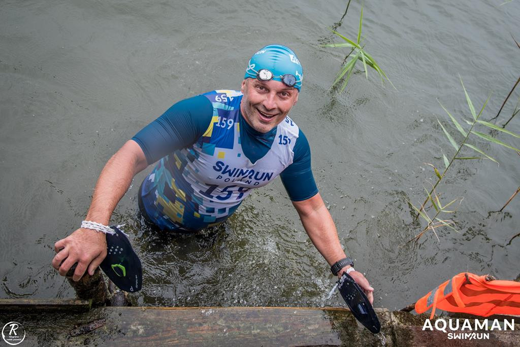 Zmagania zawodników na trasie swimrunu