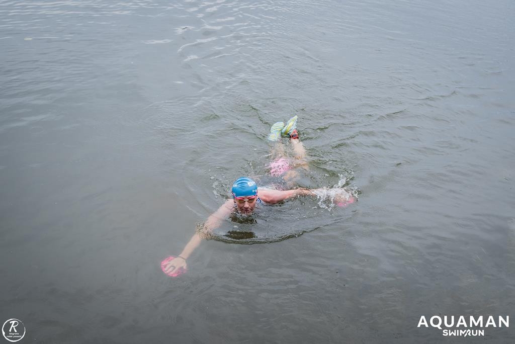 Zmagania zawodników na trasie swimrunu