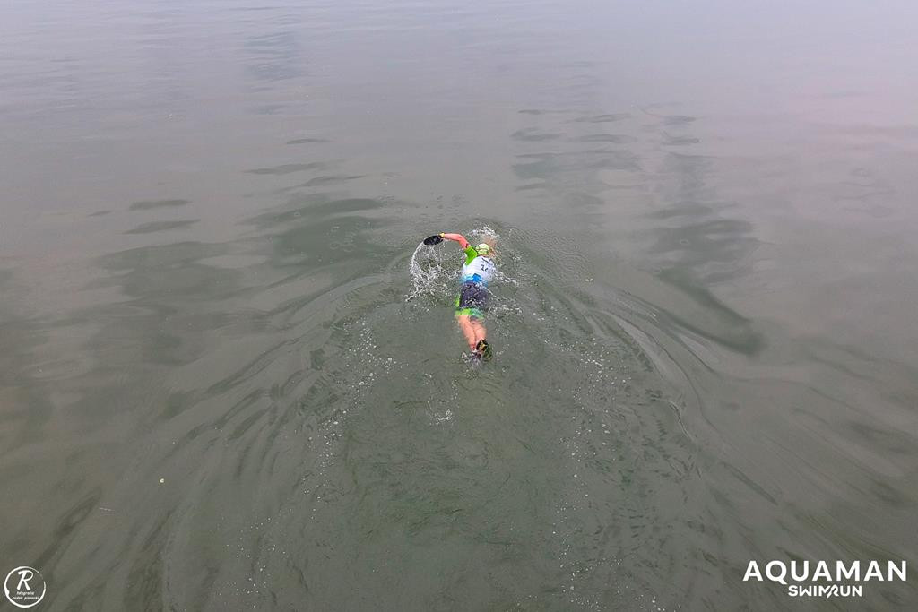 Zmagania zawodników na trasie swimrunu
