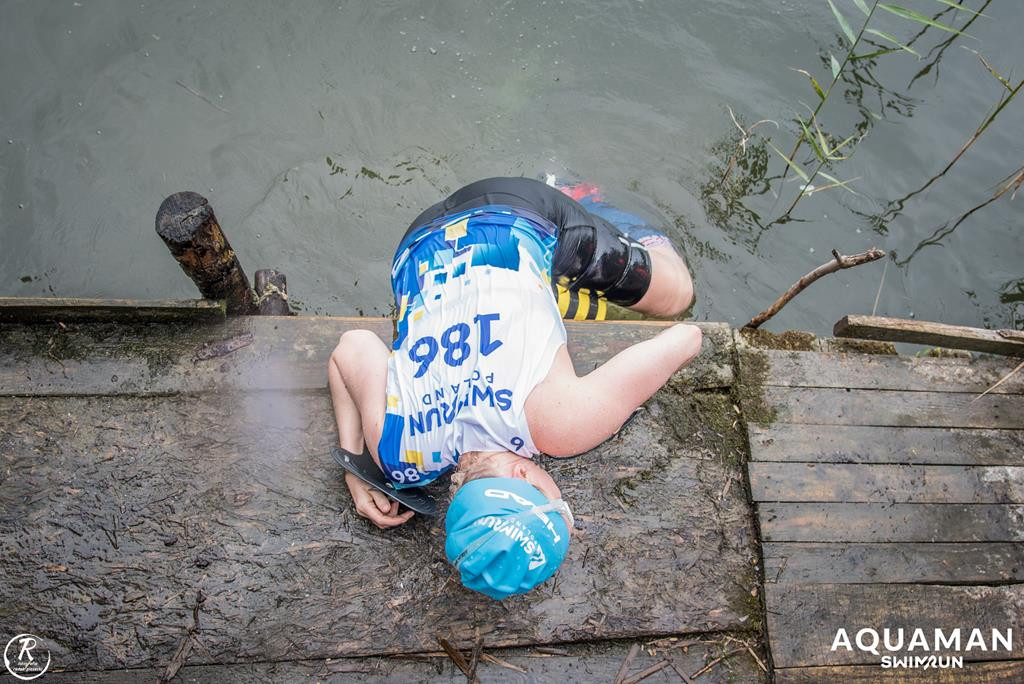 Zmagania zawodników na trasie swimrunu