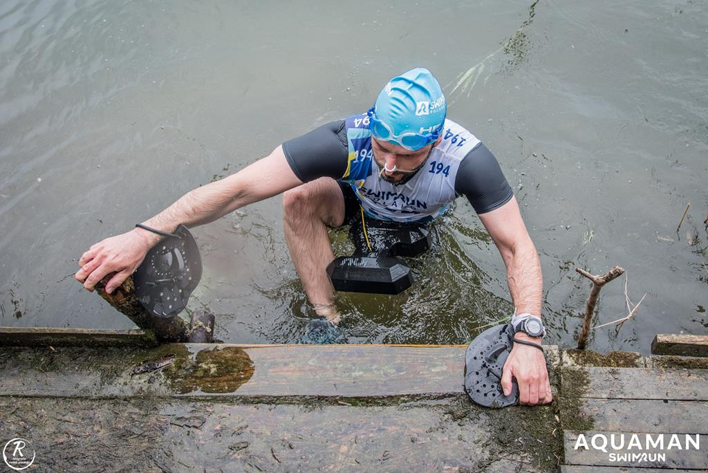 Zmagania zawodników na trasie swimrunu