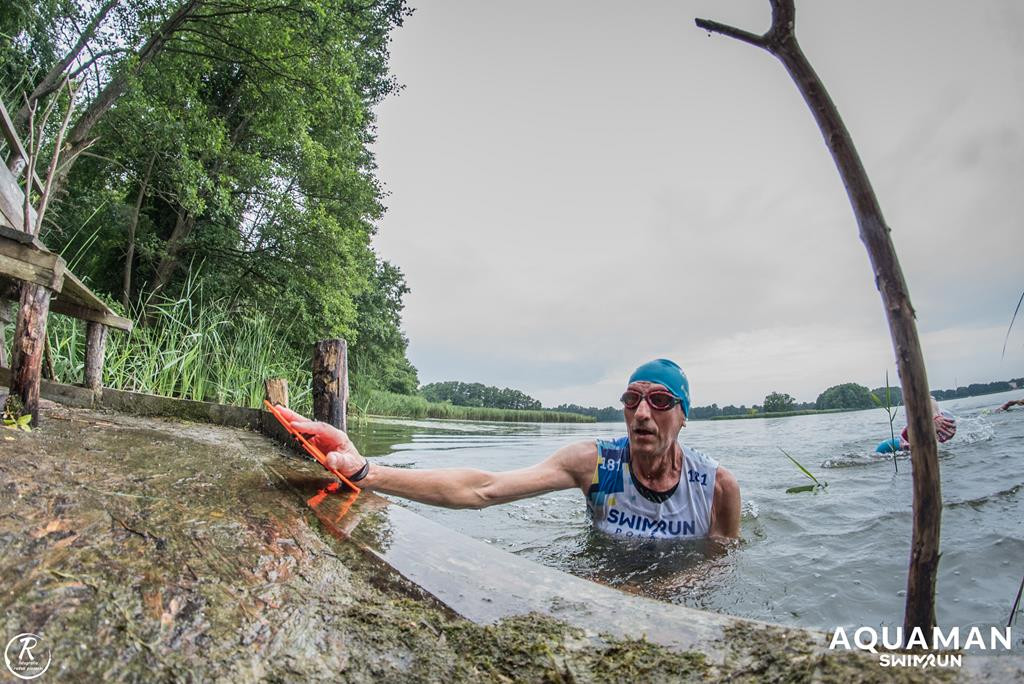 Zmagania zawodników na trasie swimrunu