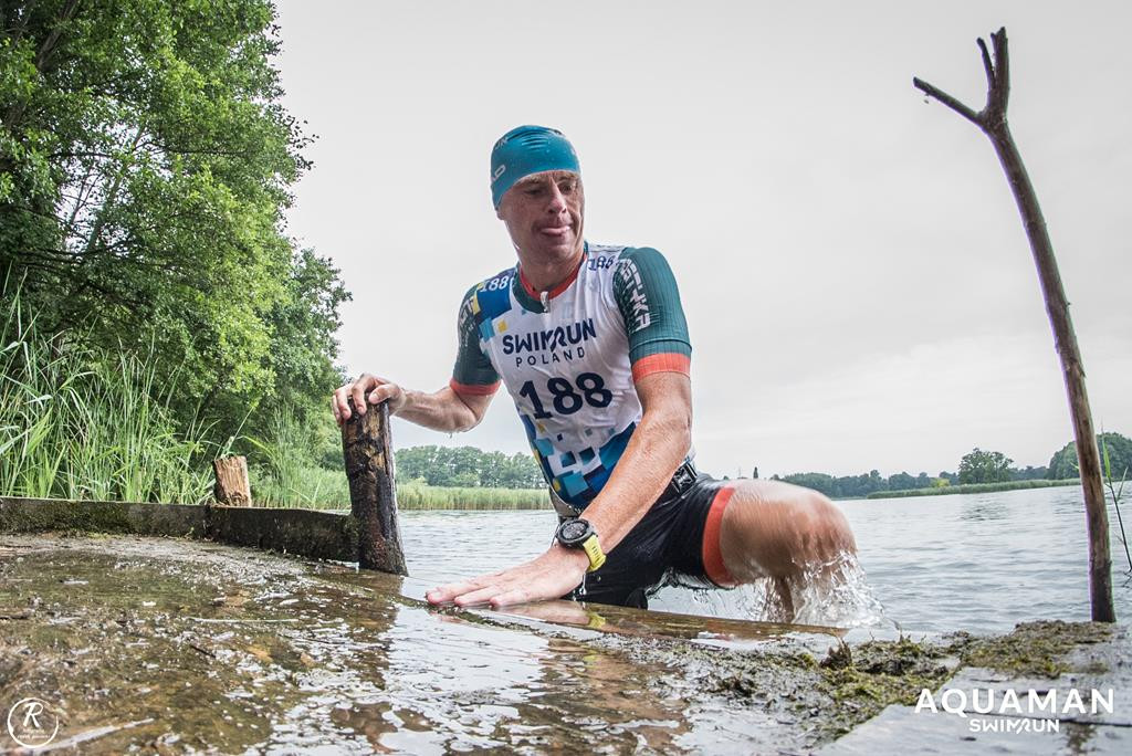 Zmagania zawodników na trasie swimrunu