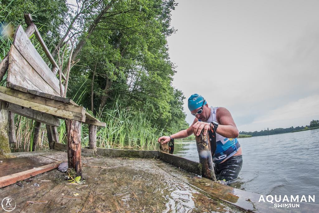 Zmagania zawodników na trasie swimrunu