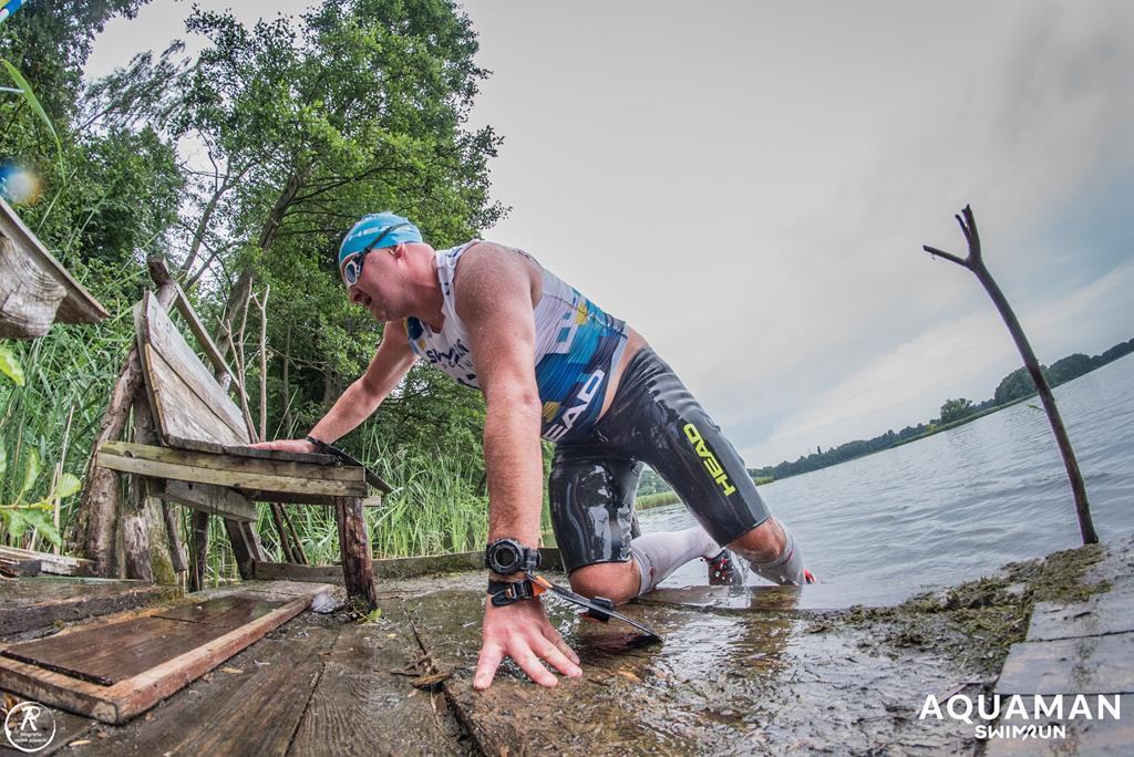 Zmagania zawodników na trasie swimrunu