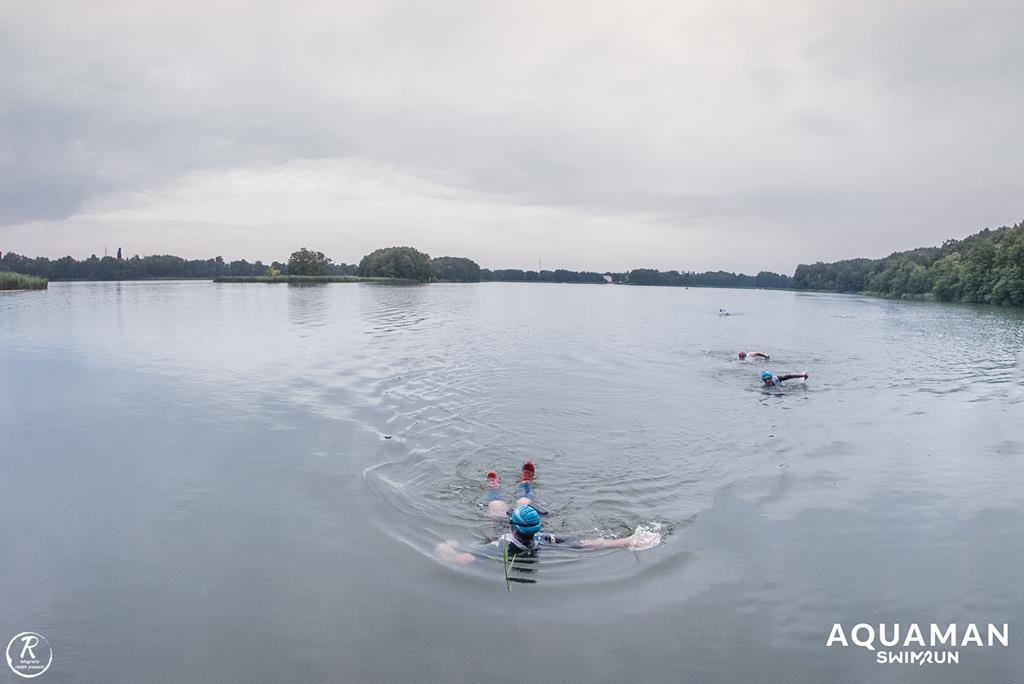 Zmagania zawodników na trasie swimrunu