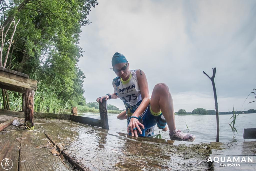 Zmagania zawodników na trasie swimrunu