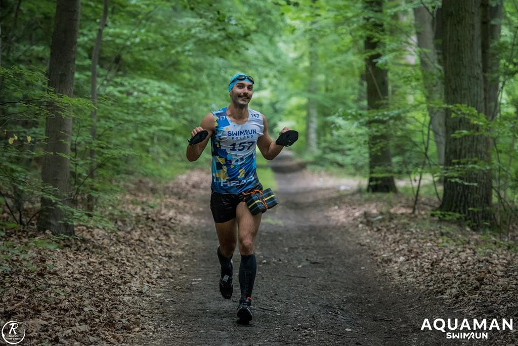 Zmagania zawodników na trasie swimrunu