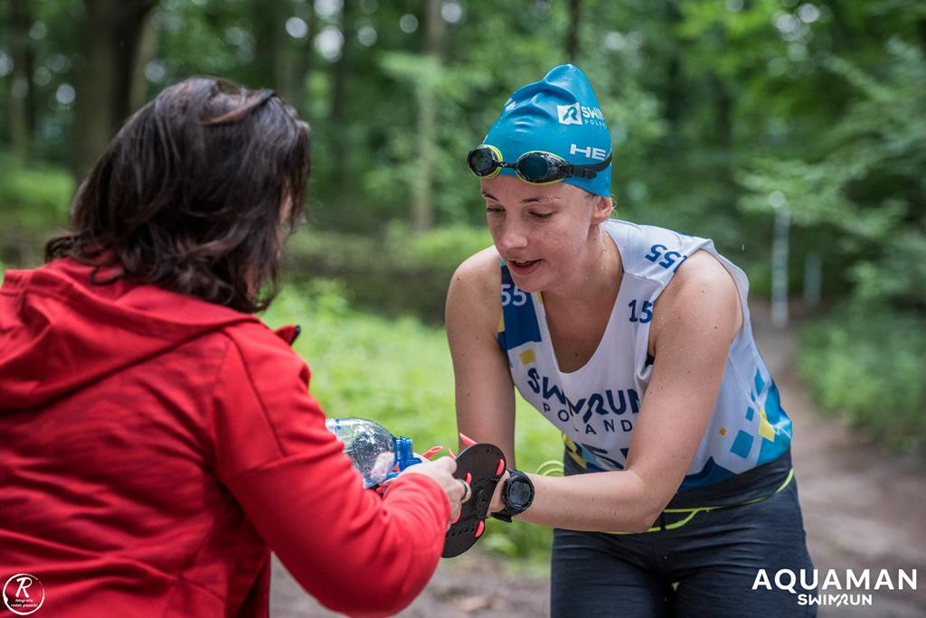 Zmagania zawodników na trasie swimrunu