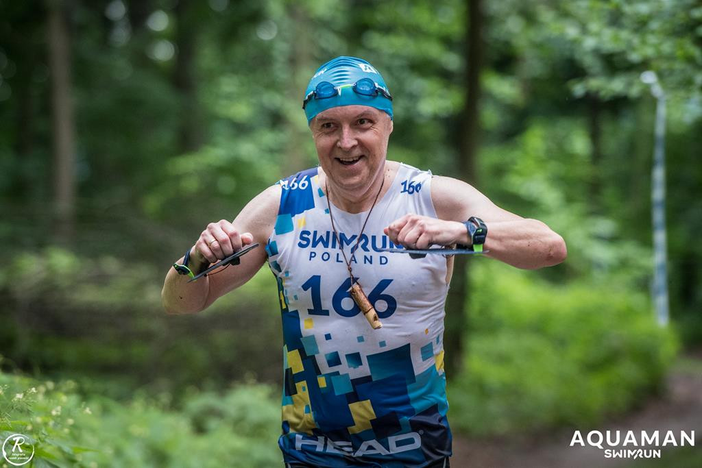 Zmagania zawodników na trasie swimrunu