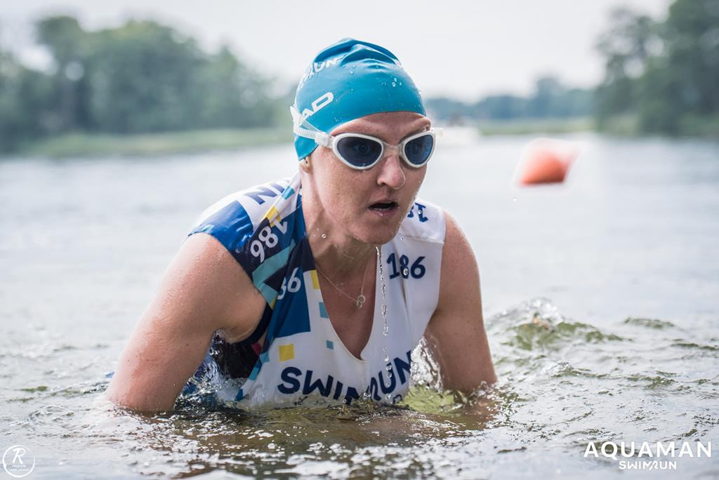 Zmagania zawodników na trasie swimrunu