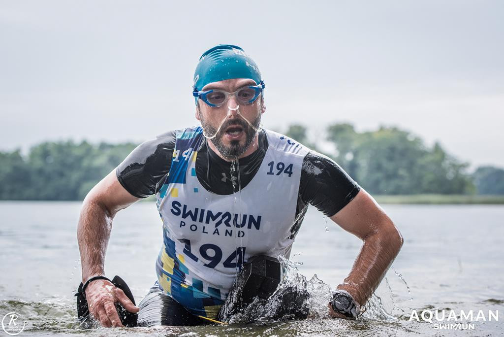 Zmagania zawodników na trasie swimrunu