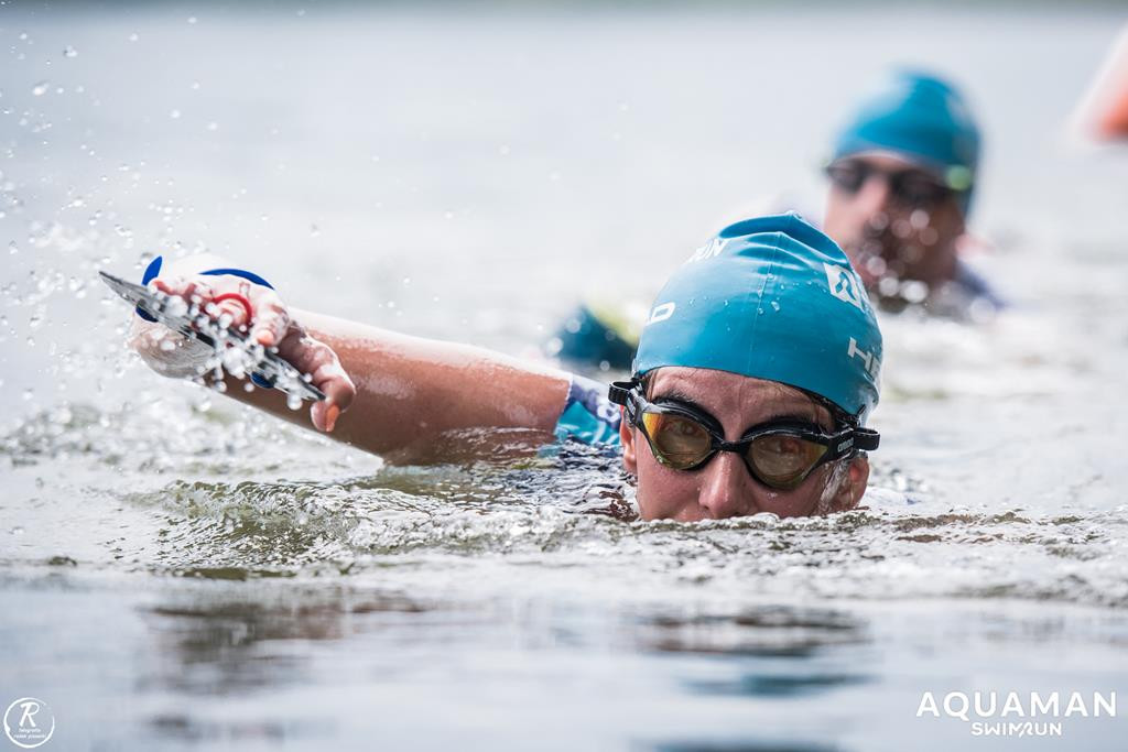 Zmagania zawodników na trasie swimrunu