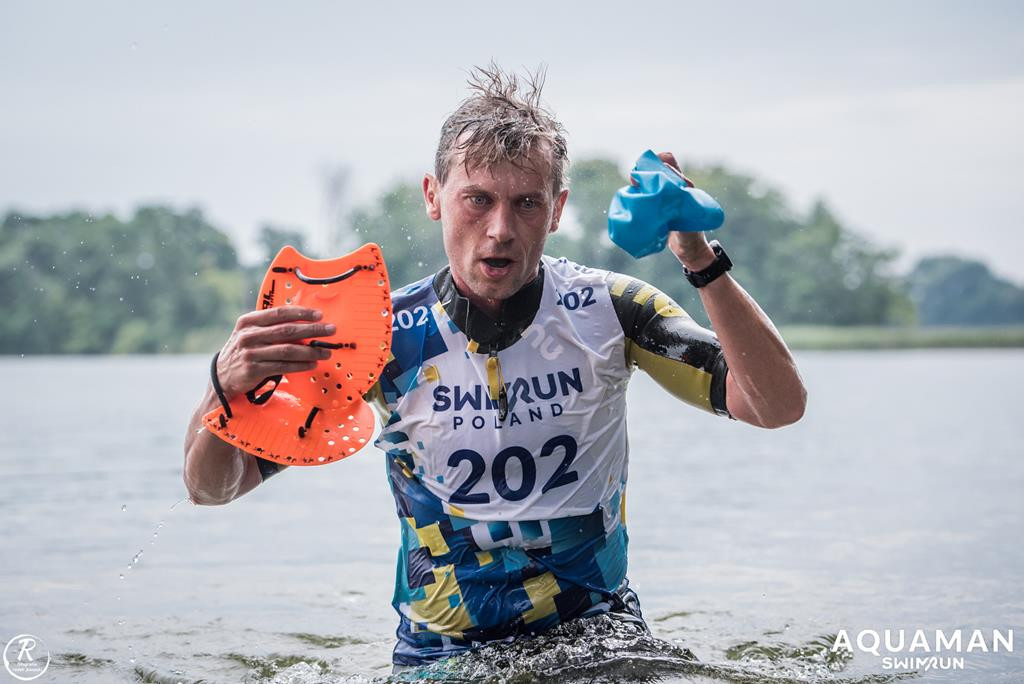 Zmagania zawodników na trasie swimrunu