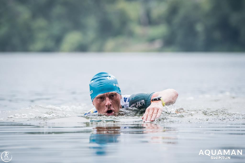 Zmagania zawodników na trasie swimrunu