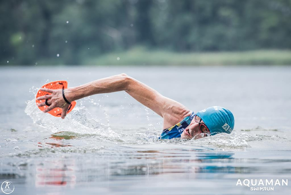 Zmagania zawodników na trasie swimrunu