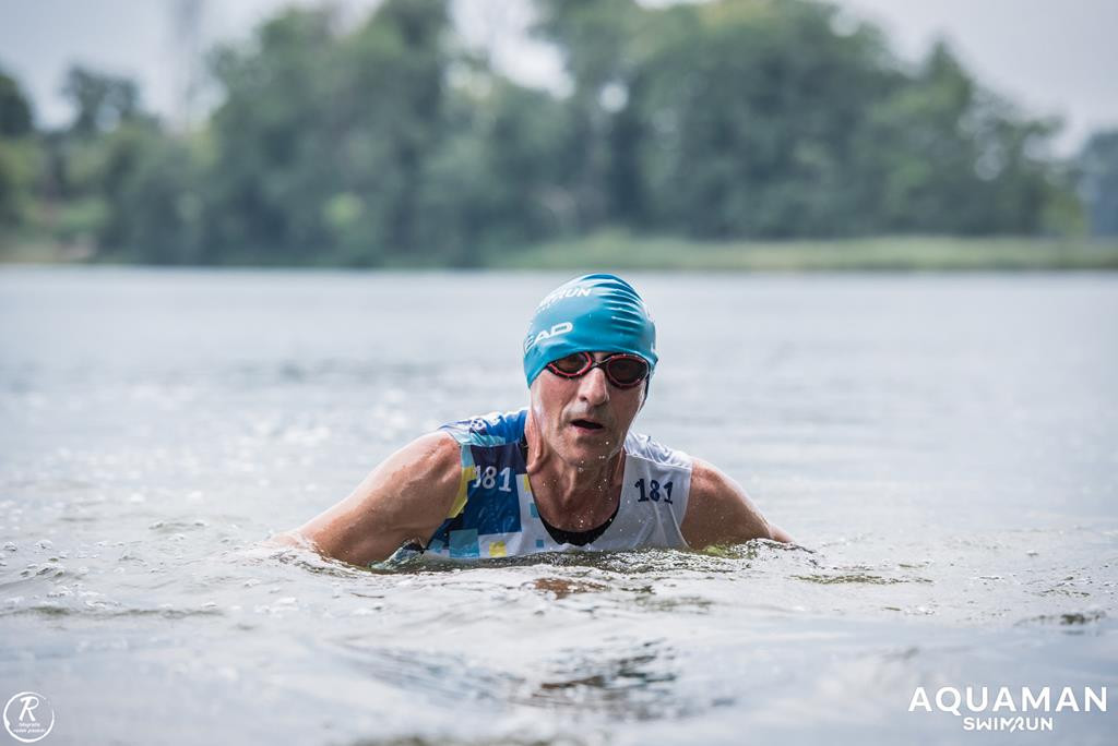Zmagania zawodników na trasie swimrunu