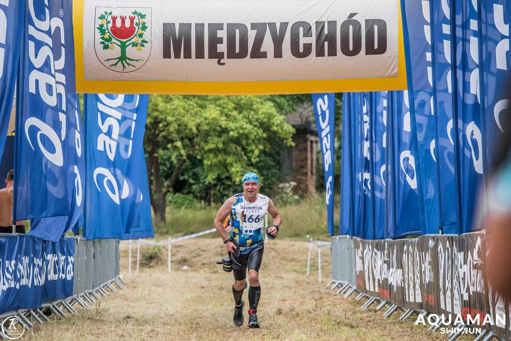 Zmagania zawodników na trasie swimrunu