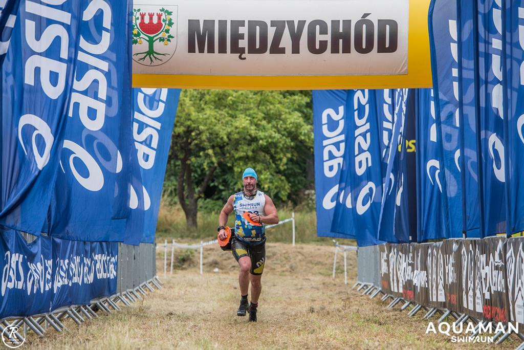 Zmagania zawodników na trasie swimrunu