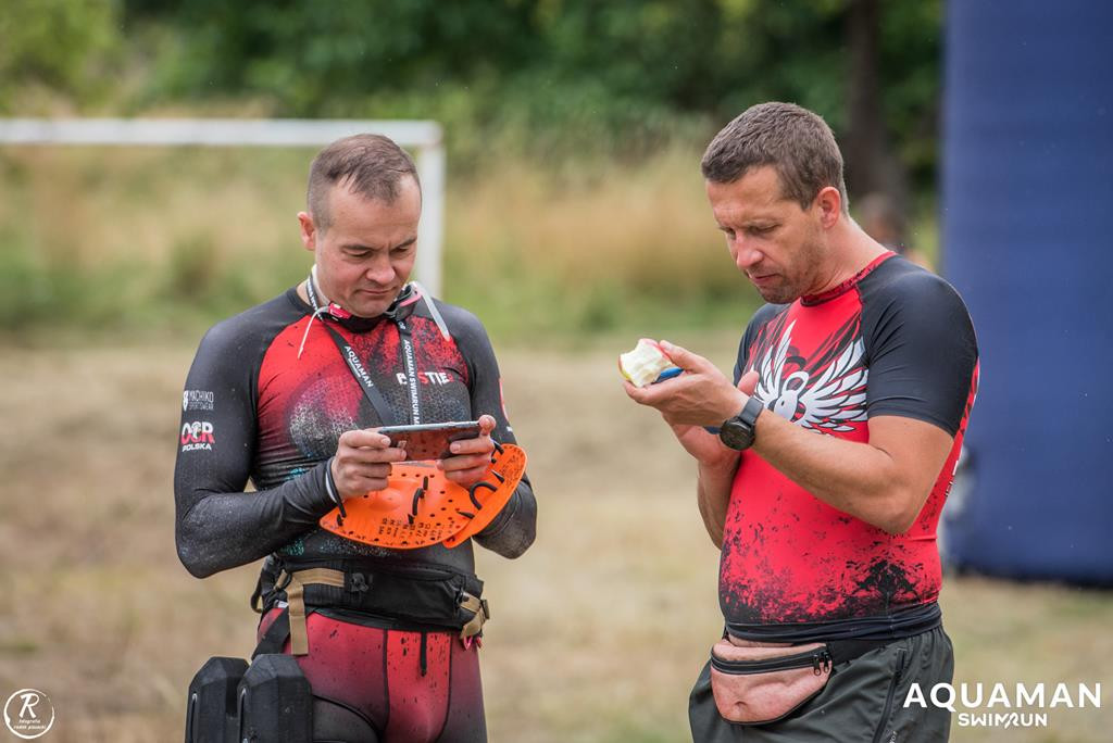 Zmagania zawodników na trasie swimrunu
