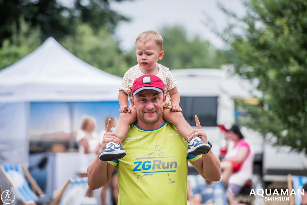 Zmagania zawodników na trasie swimrunu