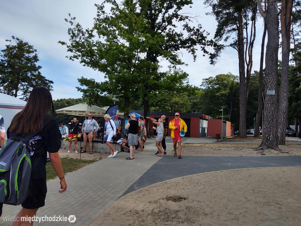 Plaża przed zawodami pływackimi