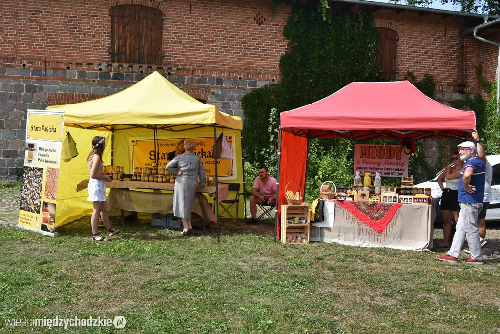 Mniszki Pachną Ziołami i Miodem