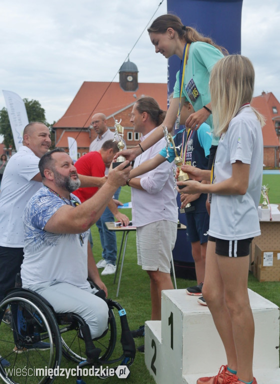Dekoracja najszybszych młodych biegaczy