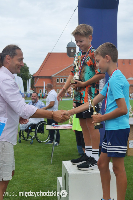 Dekoracja najszybszych młodych biegaczy