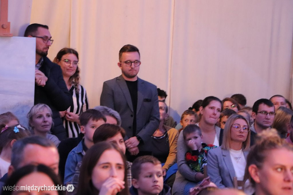 Młodzi biegacze udekorowani