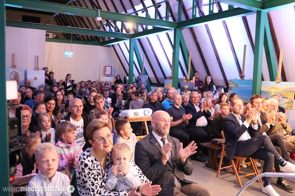Młodzi biegacze udekorowani