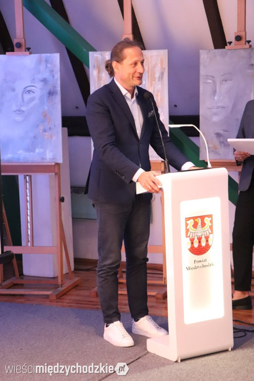 Młodzi biegacze udekorowani