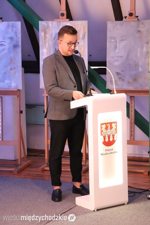 Młodzi biegacze udekorowani