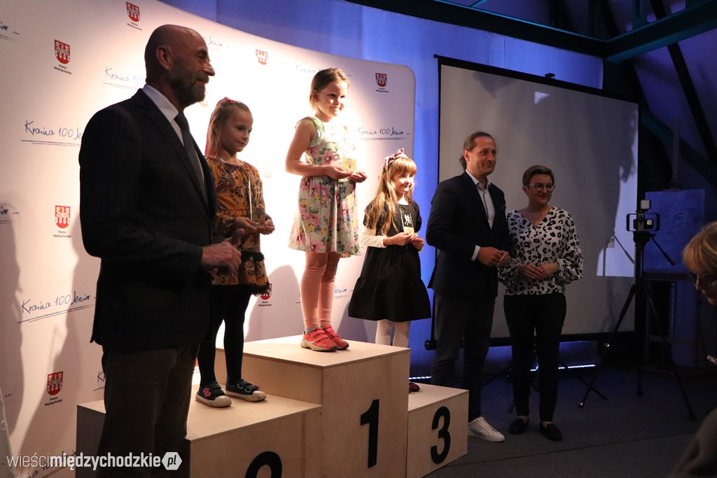 Młodzi biegacze udekorowani