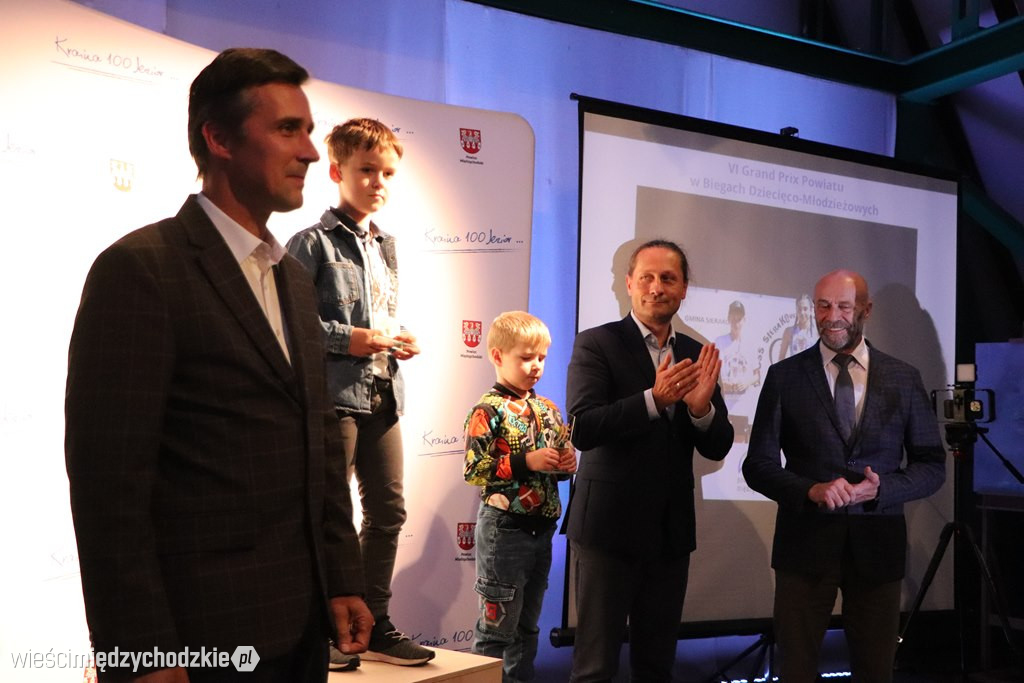 Młodzi biegacze udekorowani