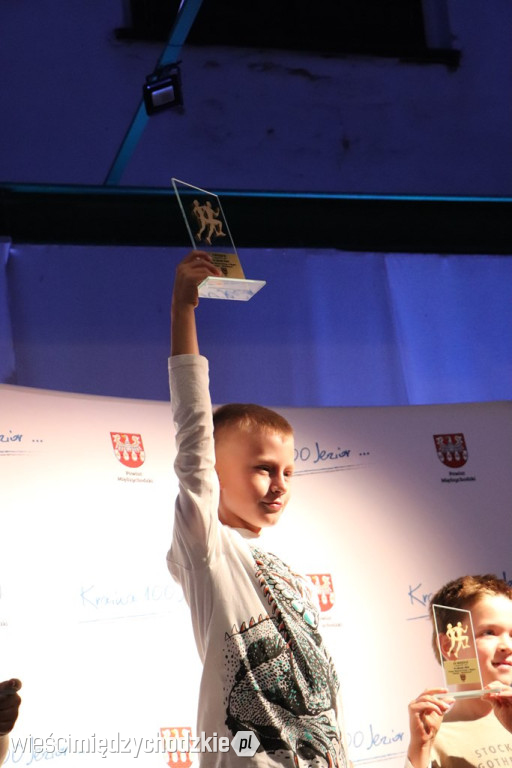 Młodzi biegacze udekorowani