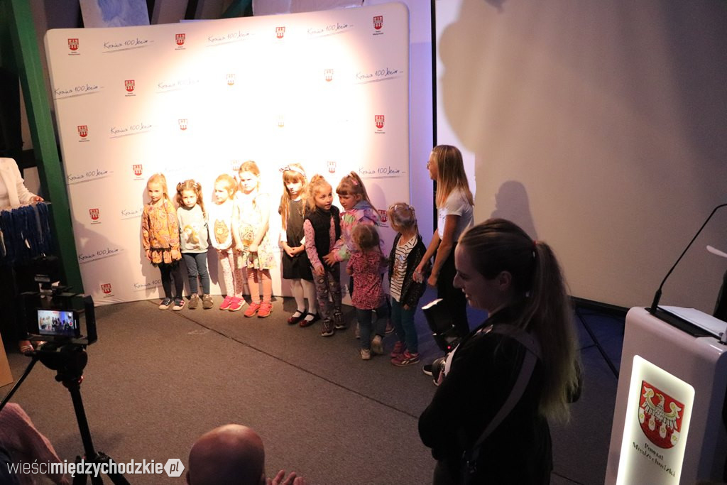 Młodzi biegacze udekorowani